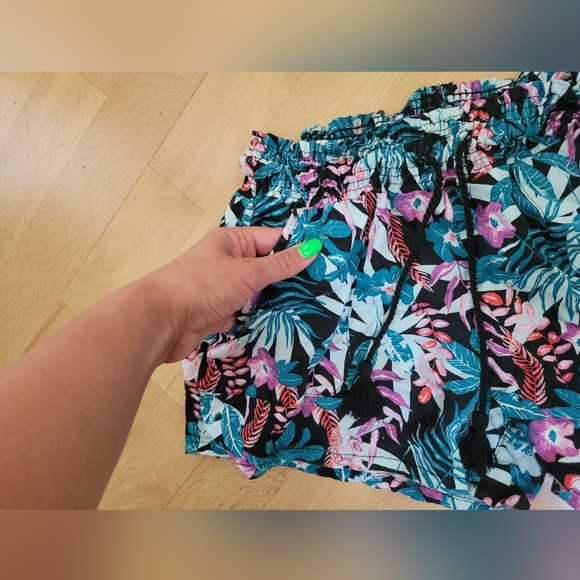 Women's Shorts size small - Picture 2 of 4